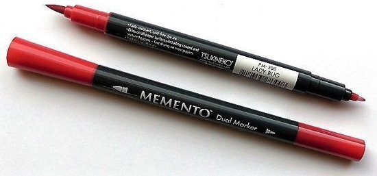 Tsukineko Memento dual marker Lady Bug rood PM-300 vilstift met 2 punten; een soft vilstift punt kwastachtig om mooi streeploos in te kleuren en een finelinerpunt