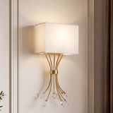 Applique murale en cristal et or – applique murale moderne avec un aspect laiton. Lampe murale décorative en cristal avec un abat-jour rectangulaire en tissu blanc, douille E14