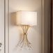 Applique murale en cristal et or – applique murale moderne avec un aspect laiton. Lampe murale décorative en cristal avec un abat-jour rectangulaire en tissu blanc, douille E14