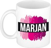 Bellatio Decorations Marjan naam cadeau koffie mok - beker - met roze verfstrepen - Cadeau collega - moederdag - verjaardag - juf - coach - 300 ml - wit