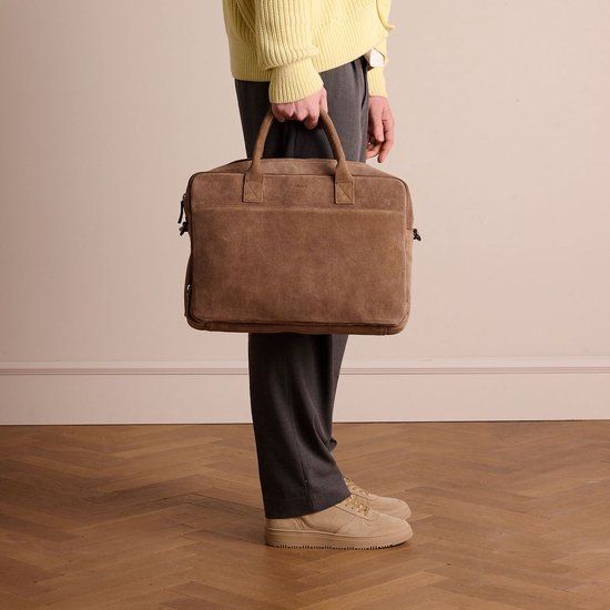Manfield Taupe suède aktetas met laptopvak voor 18 inch laptops