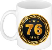 Bellatio Decorations 76 jaar thema koffiemok Medaille - jubileum - verjaardag - zwart met goud - Cadeau beker - 300 ml - keramiek - leeftijden