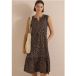 Robe mi-longue avec fente à l'encolure et imprimé