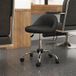 Tabouret à roulettes, tabouret de travail pivotant à 360°, hauteur réglable de 53 à 73 cm, revêtement synthétique noir