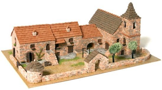 Domus Kits Diorama 5 van echte baksteentjes met kerkje en omringende muur