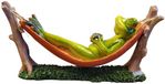 Rawa Geschenken Beeld kikker in hangmat na gedane arbeid - groen bruin oranje - polyresin - 20x5x10 cm