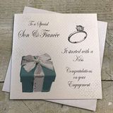 Witte White Cotton Cards PD223 Verlovingskaart "Aan een speciale zoon en verloofde Het begon met een kus gefeliciteerd met uw betrokkenheid" Handgemaakte Engagement Card