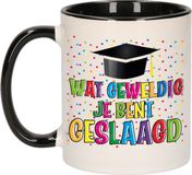 Bellatio Decorations Geslaagd cadeau mok - zwart - Geweldig Geslaagd - Ca. 300 ml