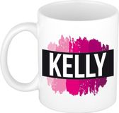 Bellatio Decorations Kelly naam cadeau koffie mok - beker - met roze verfstrepen - Cadeau collega - moederdag - verjaardag - juf - coach - 300 ml - wit