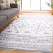SAFAVIEH Boho tapijt voor machinewasbaar en antislip, ideaal voor drukbelopen ruimtes, Arizona Collection, korte pool, ivoor en zwart, 200 x 300 cm