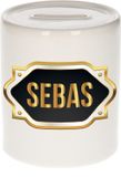 Bellatio Decorations Shoppartners Bv Spaarpot met voornaam Sebas - wit - met goud/zwart embleem - 8 x 9 cm - keramiek - met afsluitdop - cadeau verjaardag