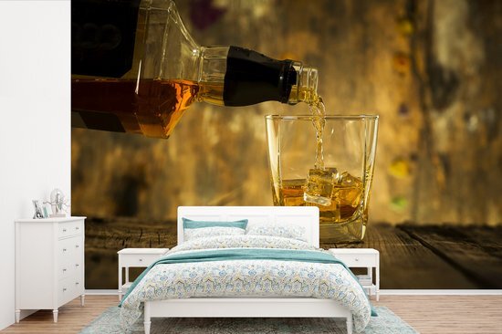 Nr1Wallpaper Behang - Fotobehang Barman schenkt glas whisky in - Breedte 525 cm x hoogte 350 cm