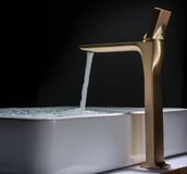 Merkloos Luxe Gouden Wastafel Kraan Moderne Badkamer Kraan Mengkraan Goud Wastafel Kraan Enkele Handgreep Warm En Koud Waterval Kraan