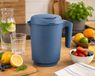 Rotho Schenkkan met Deksel en Filter – BPA-vrij – Vaatwasserbestendig – 1,5L - Blauw