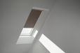 VELUX Verdunkelungsrollo, universell, Farbe: Nougat, Handbedienung, Rahmen: Weiß, Typ: DKL MK10, Artikelnummer: 4574SWL
