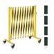 VEVOR Uitschuifbare barricade, 3,94 m, inklapbaar, met wiel en rem, draagbaar metalen hek van aluminiumlegering, voor bouwplaatsen, kamercontrole, zwart/geel
