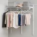 Rubbermaid Configuraties Custom Closet 2-4 ft. Verstelbare metalen draad rekken witte afwerking uitbreidbaar organisatiesysteem hardware inbegrepen voor thuiskast/bijkeuken/wasserij/modderkamer