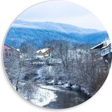 Merkloos / Sans marque PVC Schuimplaat Muurcirkel - Kleine Rivier langs Huisjes in Skigebied - 30x30 cm