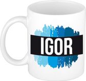 Bellatio Decorations Igor naam cadeau koffie mok - beker - met blauw verfstrepen - Cadeau collega - vaderdag - verjaardag - meester - coach - 300 ml - wit