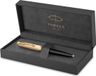 Parker 51-balpen | Luxe zwarte behuizing met goudkleurige afwerking | Medium 18-karaats punt met zwarte inktvulling | Cadeauverpakking