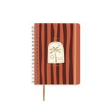 UO Schoolagenda Palm met weekoverzicht, begint in september 2025 en eindigt in augustus 2026, vaste omslag, bevat 127 stickers, elastiek en registerband, terracotta