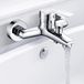 Unyqoos® Chromen badkraan met wandmontage en ergonomische bediening voor bad en douche