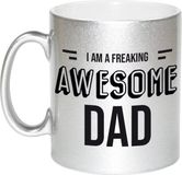 Bellatio Decorations Papa cadeau mok / beker met tekst I am a freaking awesome dad - goudkleurig
