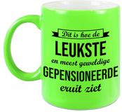 Bellatio Decorations Hoe de leukste en meest geweldige gepensioneerde eruitziet mok / beker - 330 ml - neon groen - VUT / pensioen - cadeau collega