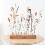 Fleurs séchées dans un support en bois personnalisé avec nom