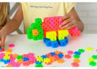Meli Neon Reisbox – Blocs de construction – 250 pièces de couleurs néon (taille d'élément 2,5 cm, boîte portable avec poignée, à partir de 3 ans) – Sans BPA, certifié CE et EN-71