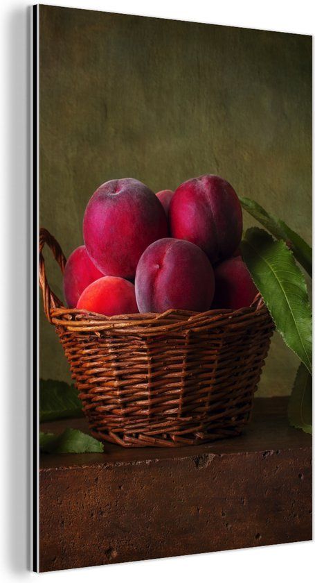MuchoWow Wanddecoratie Metaal - Aluminium Schilderij Industrieel - Mand - Pruim - Roze - Rustiek - Fruit - Stilleven - 40x60 cm - Dibond - Foto op aluminium - Industriële muurdecoratie - Voor de woonkamer/slaapkamer
