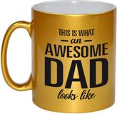 Bellatio Decorations Shoppartners Bv This is what an awesome dad looks like mok / beker - goud - Vaderdag - 330 ml