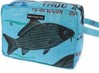 MoreThanHip - Grote toilettas 5,6 L van gerecyclede visvoerzakken - Yindee - vis blauw - 27 x 19 x 11 cm