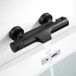 Unyqoos® Thermostaatdouchearmatuur met watervalmondstuk, mat zwart, messing, dubbele uitloop voor douche en handdouche, temperatuurregeling 20–50 °C