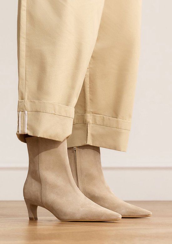 Manfield Dames Beige Suède Enkellaarsjes met Hak - Maat 42