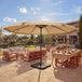Parasol Meran Pro, parasol pour l'hôtellerie avec volant, diamètre 5 mètres, polyester/alu, 28 kg, couleur crème, incluant un support