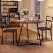 Set de repas pour 2 personnes, composé de : une table à manger ronde, un plateau de table aspect marbre, 2 chaises rembourrées, un cadre en matériau tressé et une couleur rétro