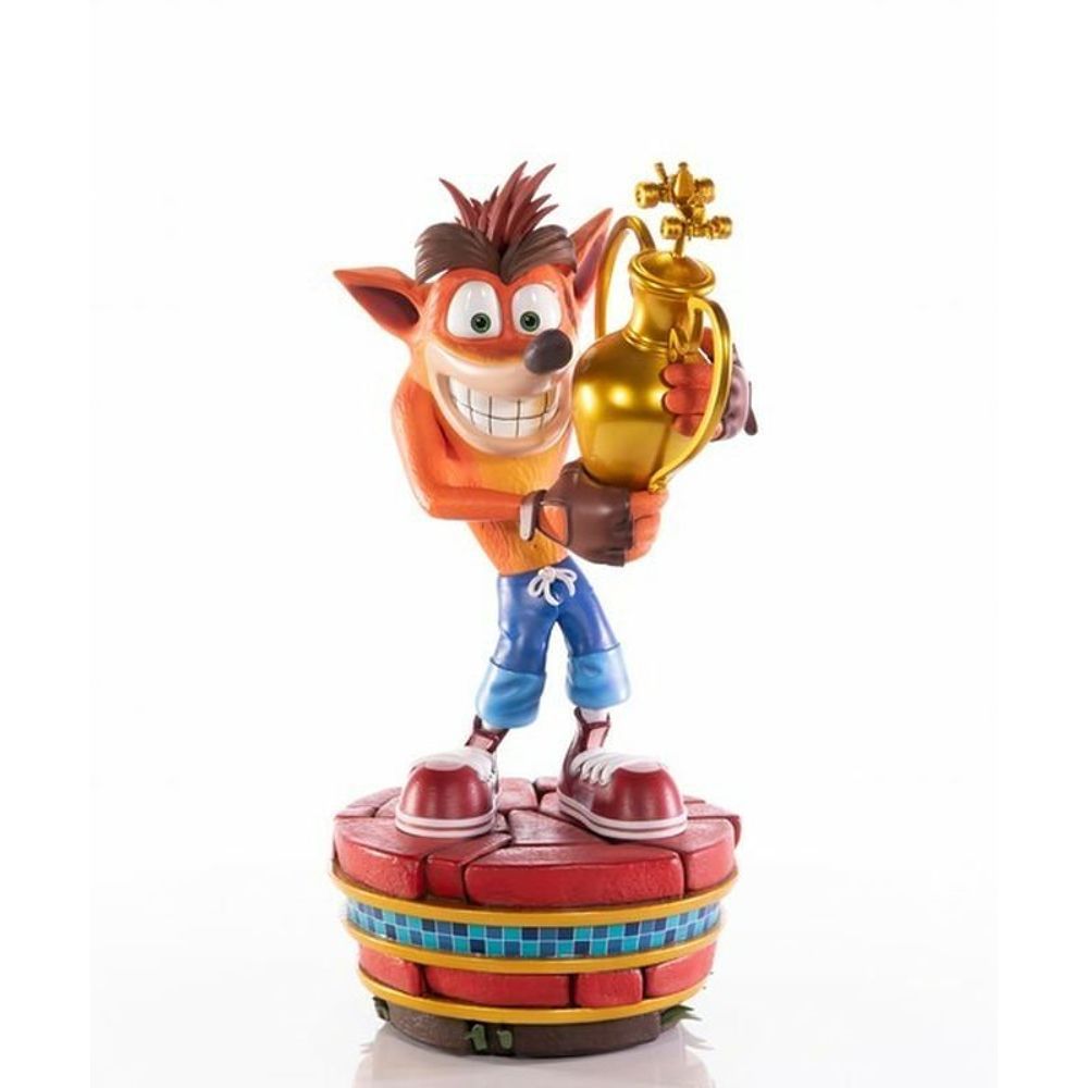 First 4 Figures CRASH BANDICOOT - Crash Team Racing Crash Winnaar - Standbeeld 46cm