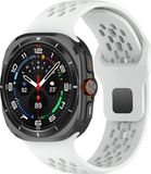 By Qubix Qubix - Siliconen Sportband Holes Style - Wit - Geschikt voor Samsung Galaxy Watch Ultra / Ultra 2 - 47mm
