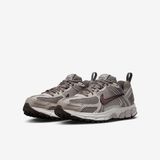 Nike Vomero 5 - Kindersneakers - Maat 39 - Taupe Haze/Silt Red/Pale Ivory/Tattoo