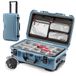 NANUK 935 Pro Photo Kit - Waterdichte harde koffer voor camera, met gewatteerde verdelers en wieltjes, 56 x 36 x 23 cm - Stofvrij en schokbestendig, goedgekeurd als handbagage (Cyaan)