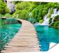 Gards Poster de jardin Chemin en bois sur l'eau près des cascades - 120x90 cm - Toile de jardin - Décoration de jardin - Décoration murale extérieure - Peinture de jardin