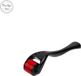 Thuis in Waren B.V. Rouleau pour la peau - 540 aiguilles - Microneedling - Titane - Noir/Rouge - 0,5 mm
