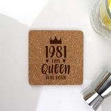 eBuyGB Drinks Mat, Placemat Gegraveerde Vierkante Coaster-1980 Deze koningin is geboren Design-40e vrouwen, haar veertigste verjaardagscadeau voor mama, kurk