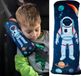 Unyqoos® Coussin de sommeil pour ceinture de sécurité pour enfants – Protecteur de ceinture d'espace astronaute, doux et lavable, 30x12 cm, 1 pièce, jaune/bleu/noir/orange