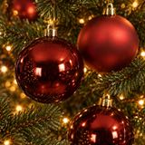 Decoris Kerstballen - 24x st - donkerrood - 10 cm - kunststof - kerstversiering