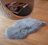 IPEA Tapijt van echt schapenvacht, kleur: grijs, gemaakt in Italië, 100/110 cm, bedmat van natuurlijk leer, zachte en dichte vacht voor slaapkamer, woonkamer, decor