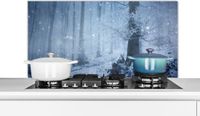 KitchenYeah Spatscherm keuken 100x50 cm - Kookplaat achterwand Bos - Winter - Sneeuw - Muurbeschermer - Aluminium