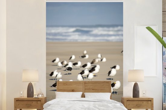 Nr1Wallpaper Behang - Fotobehang - Een groep grote mantelmeeuwen op het strand bij zee - Breedte 145 cm x hoogte 220 cm