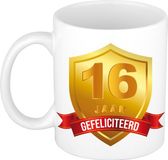 Bellatio Decorations Leeftijd cadeau koffiemok - 16 jaar - Gefeliciteerd - Gouden schild en wimpel - jubileum - verjaardag - beker - 300 ml - wit